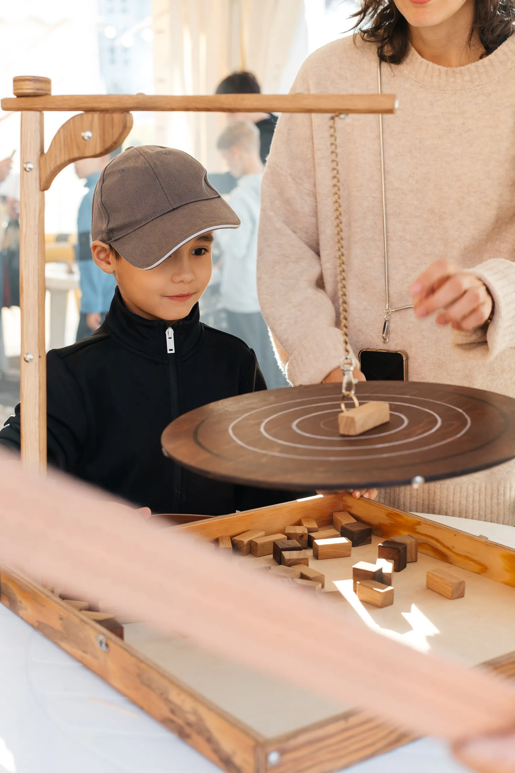 Ребёнок играет в «Балансир» на EcoFest