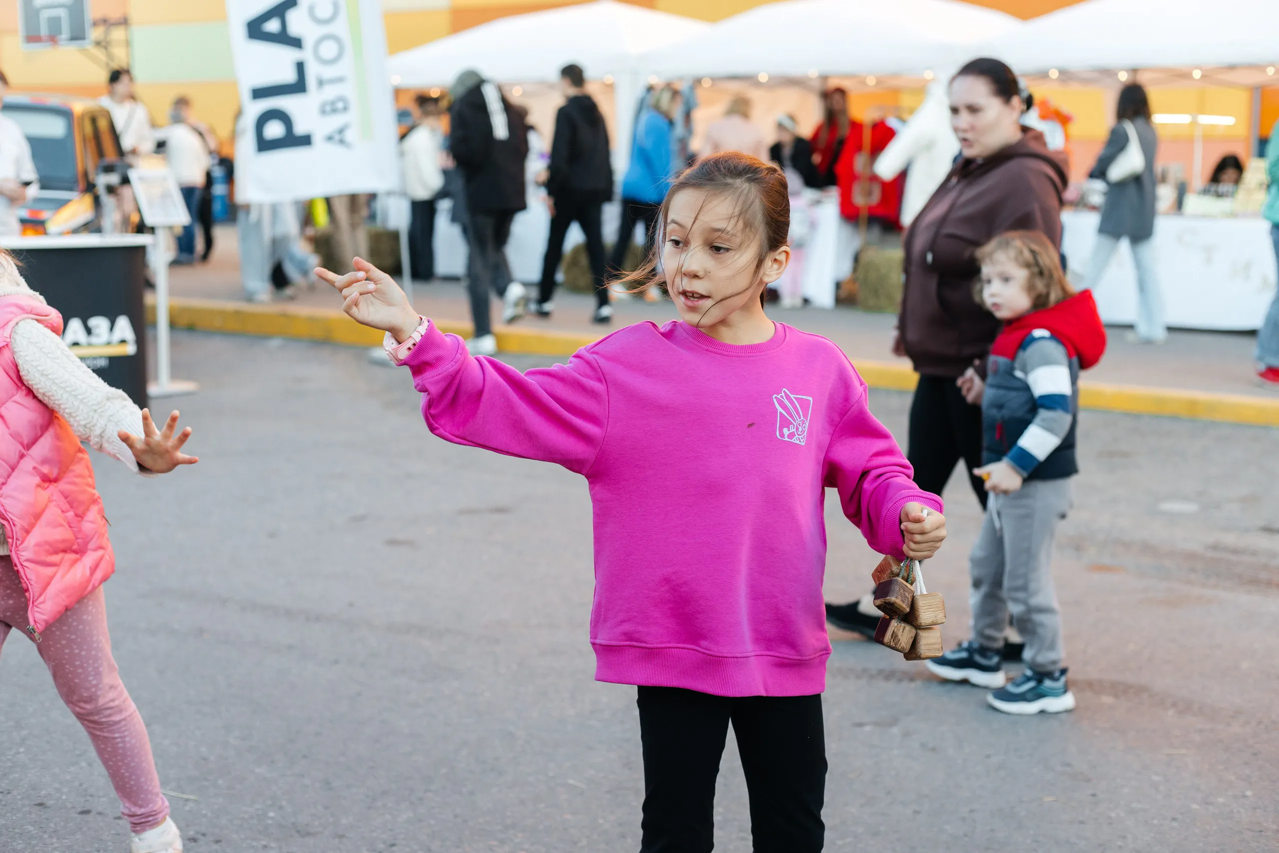 Девочка играет в «Боло-боло» на EcoFest