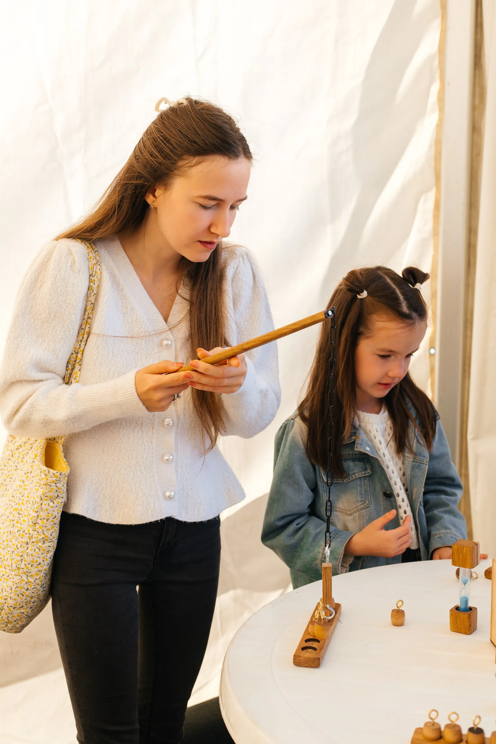 Семья играет в деревянную игру на EcoFest