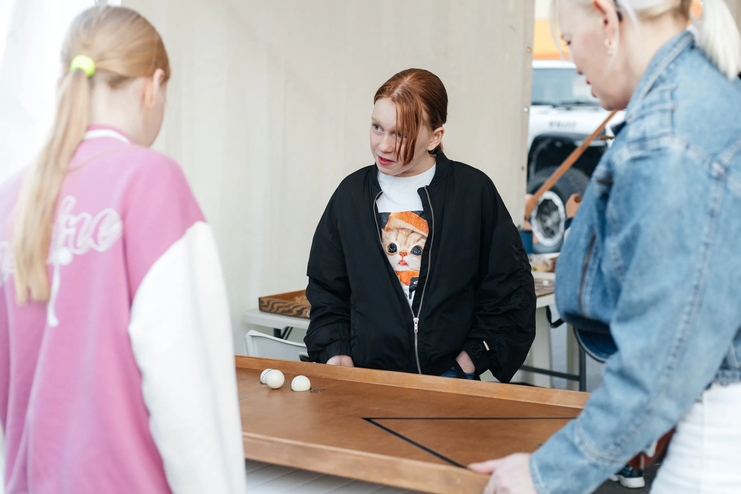 Участница EcoFest за деревянной настольной игрой